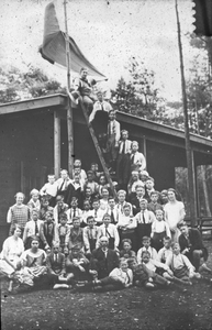 837473 Afbeelding van jeugdleden van de Nederlands Hervormde Stadszending te Utrecht tijdens het vlaghijsen op een zomerkamp.